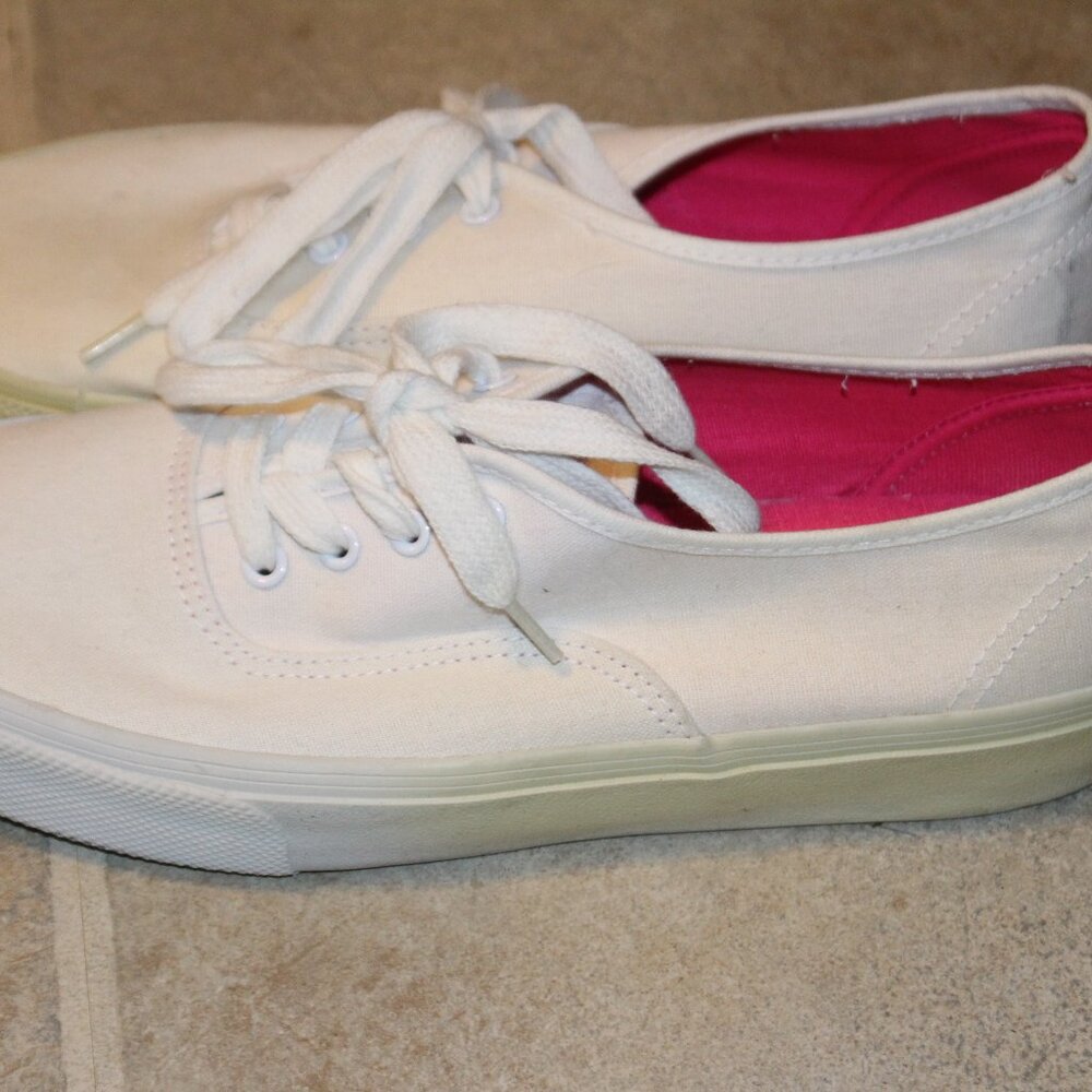 Airwalk Sneakers White Low Top Canvas Sneakers Women's SIZE 9 model number 15199